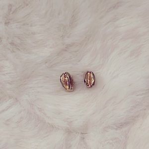 Shell earrings, gold